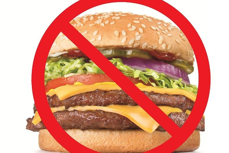Онищенко рекомендует россиянам отказаться от гамбургеров